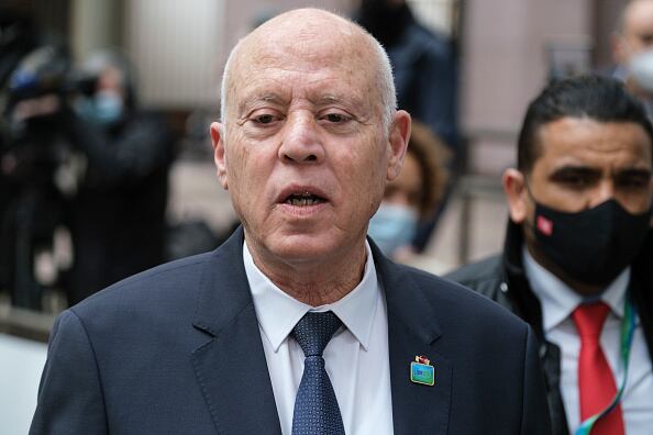 En estas últimas semanas, decenas de migrantes han muerto en naufragios y otros han sido dados por desaparecidos, desde el violento discurso del presidente tunecino, Kais Saied, contra la migración clandestina. (Photo by Thierry Monasse/Getty Images)