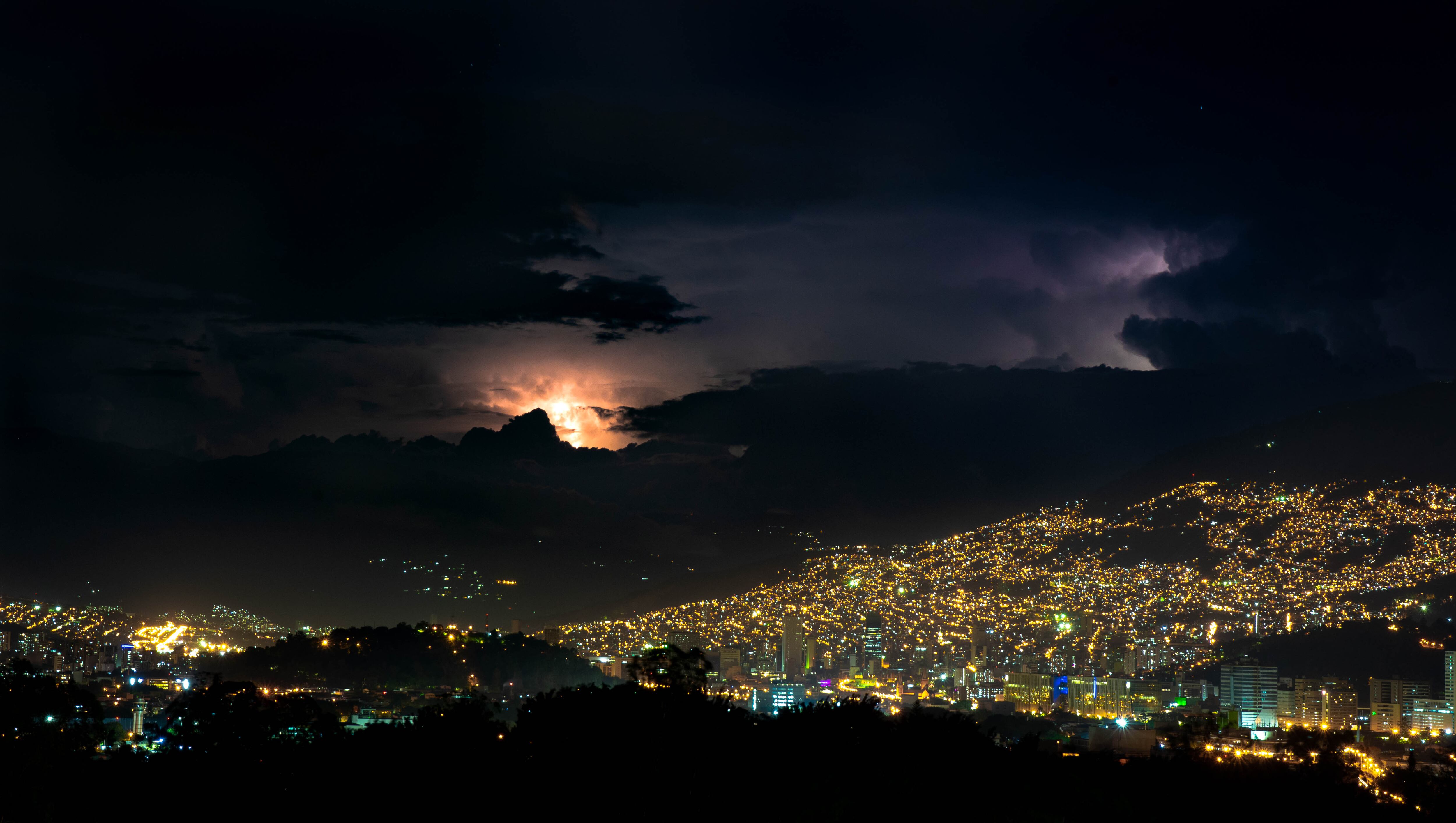 Imagen referencia de lluvias y tormentas eléctricas en Medellín.