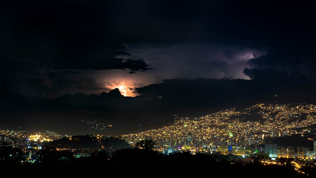 Imagen referencia de lluvias y tormentas eléctricas en Medellín.
