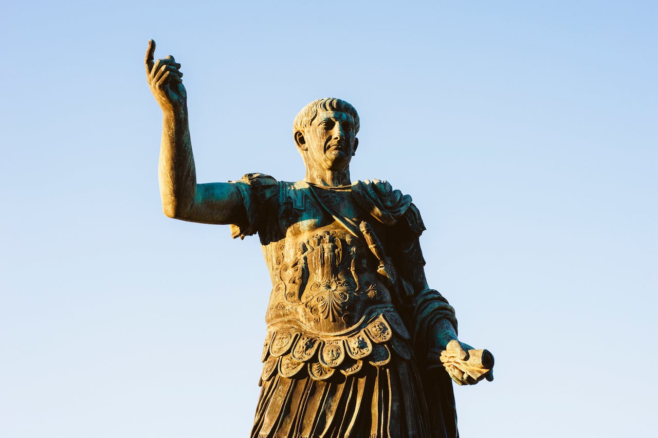 Estatua de bronce del emperador romano Trajano