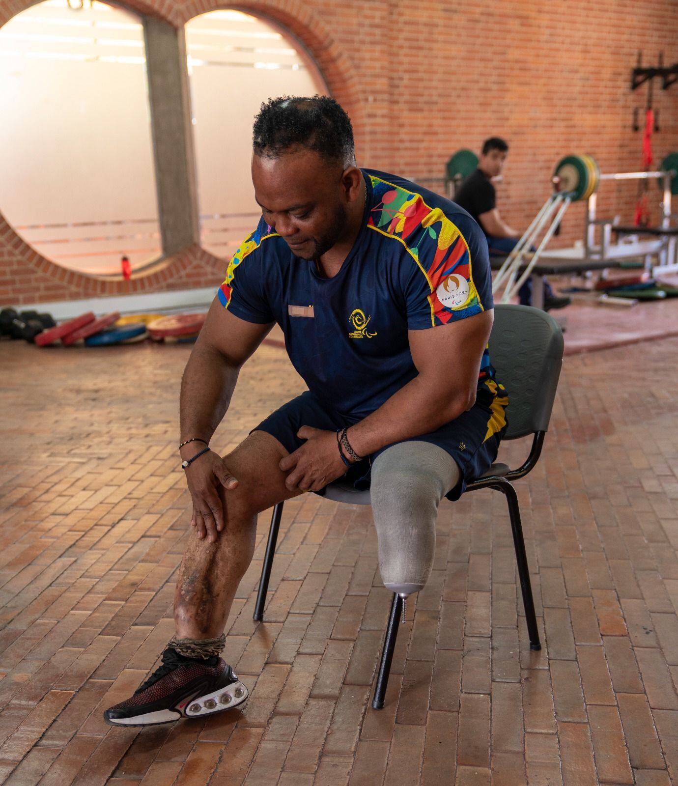 El sargento Torres Silva se prepara para su entrenamiento de pesas.