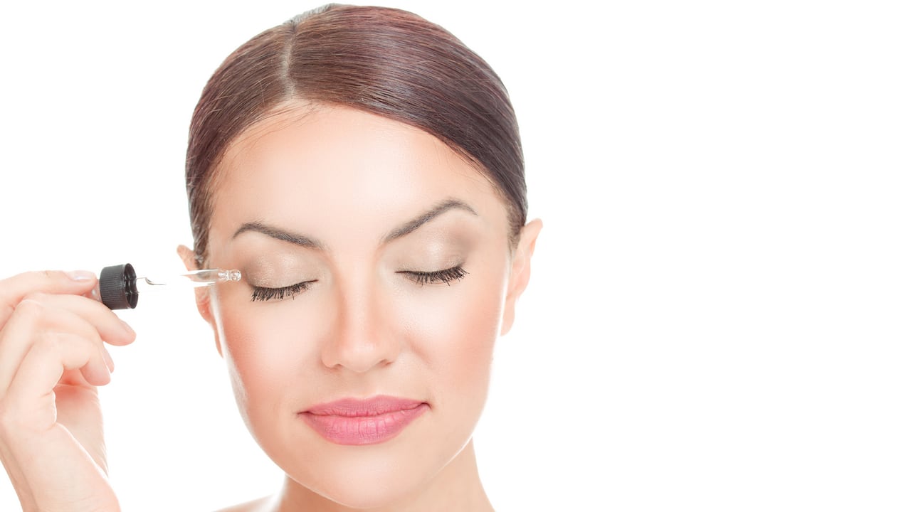 Un sérum es un producto cosmético de textura ligera y alta concentración de ingredientes activos, diseñado para tratar necesidades específicas de la piel,