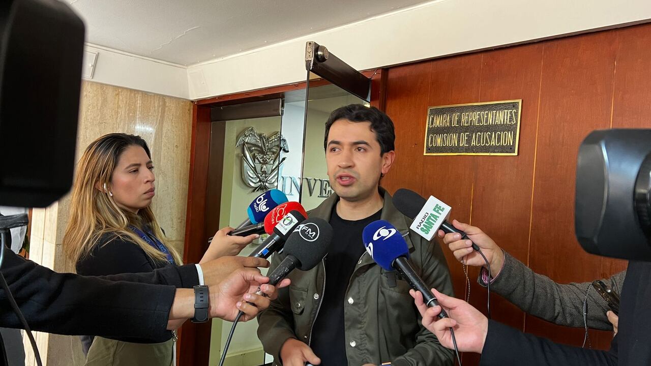 El concejal Daniel Briceño denunció penalmente a Gustavo Petro por posible financiación irregular de su campaña.