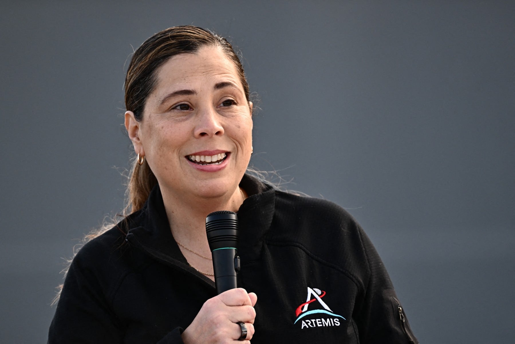 La directora de Artemis II defiende que los desarrollos espaciales generan beneficios inesperados en la sociedad.