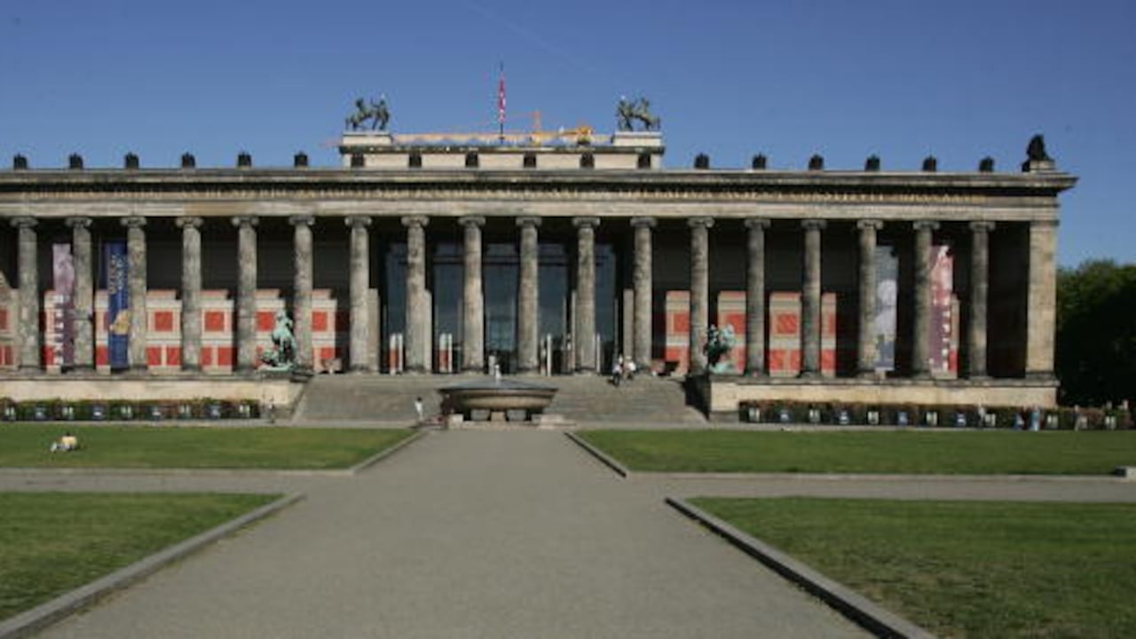 El busto, cuya realización se cree que data de 1345 d.C., también ha sido apodado el "embajador” de la cultura egipcia en la capital alemana. (Photo by Sean Gallup/Getty Images)