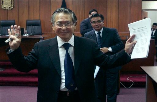 Antes de que se iniciara el juicio en su contra, el ex presidente Alberto Fujimori posó ante las cámaras de la prensa, con una actitud optimista.