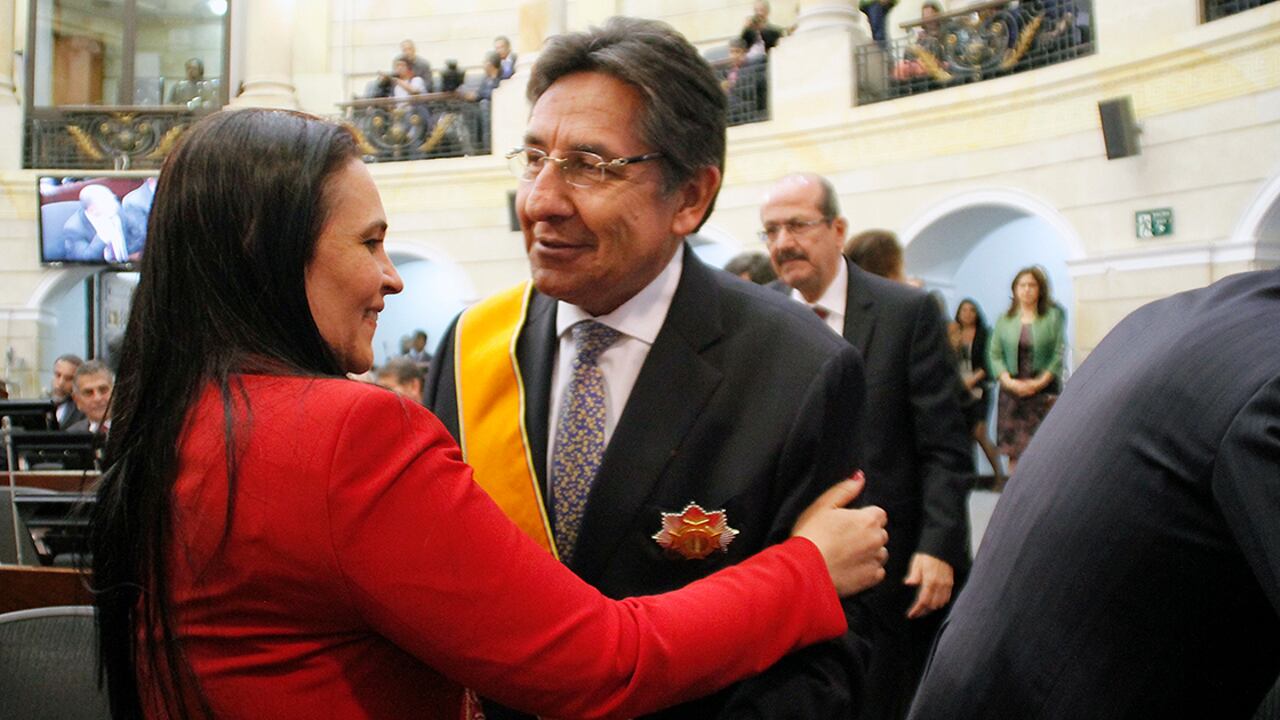 Néstor Humberto Martínez, luego de recibir el galardón.