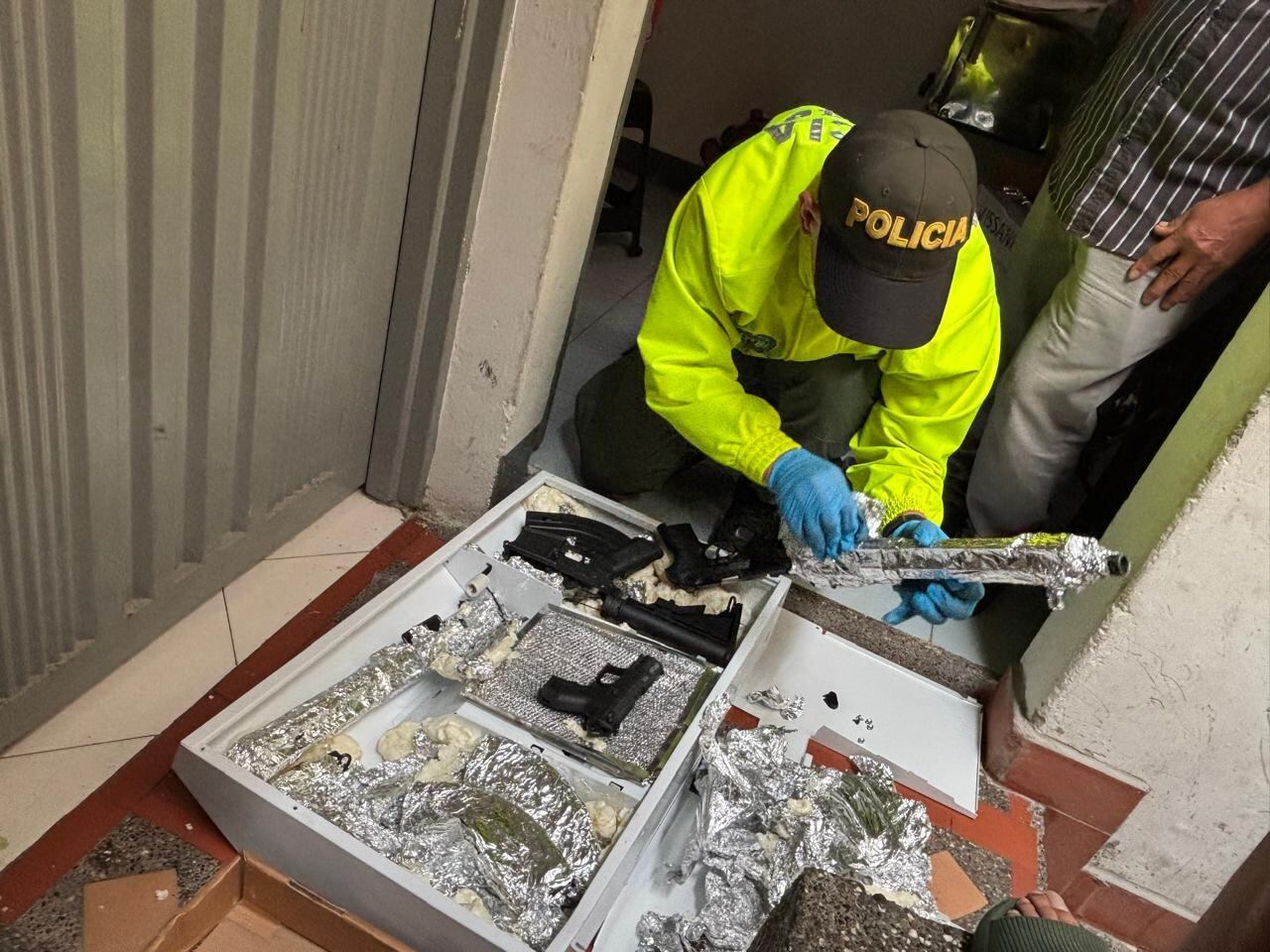 Material hallado en encomienda en Medellín.