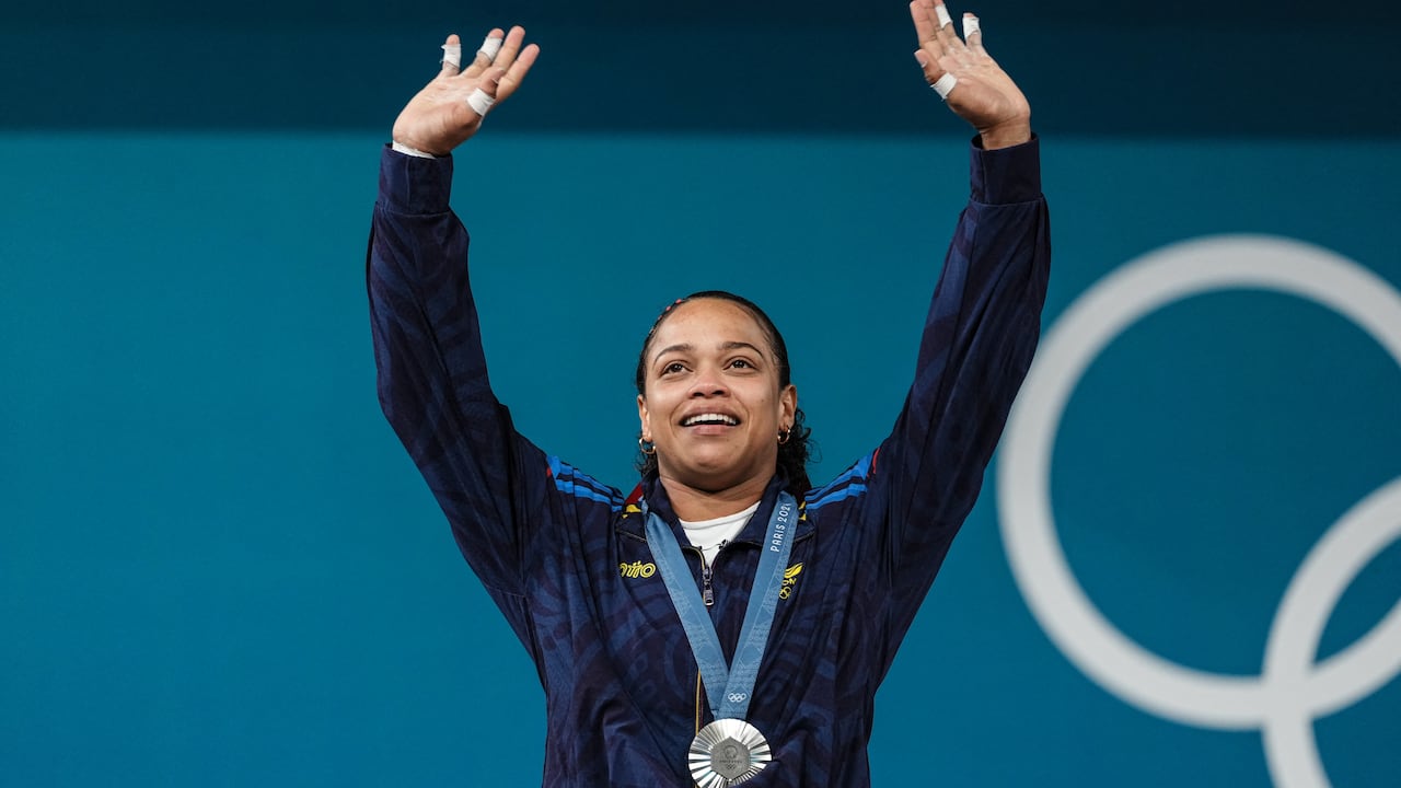 La pesista Mari Leivis Sánchez luciendo su medalla de plata.