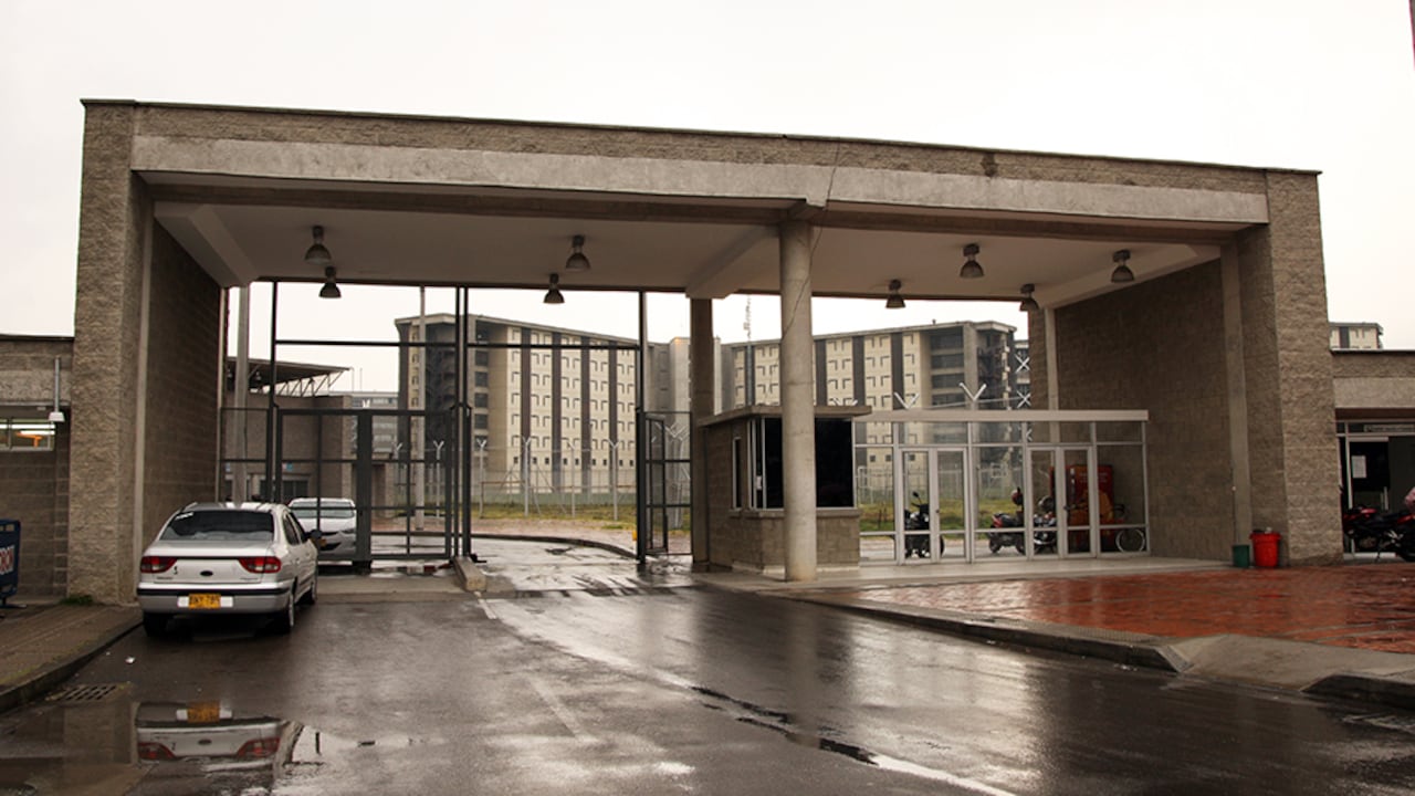 A cambio de dinero, guardias del Inpec sindicalizados garantizan beneficios como salidas irregulares e ingreso de licor, drogas, teléfonos y hasta visitas.