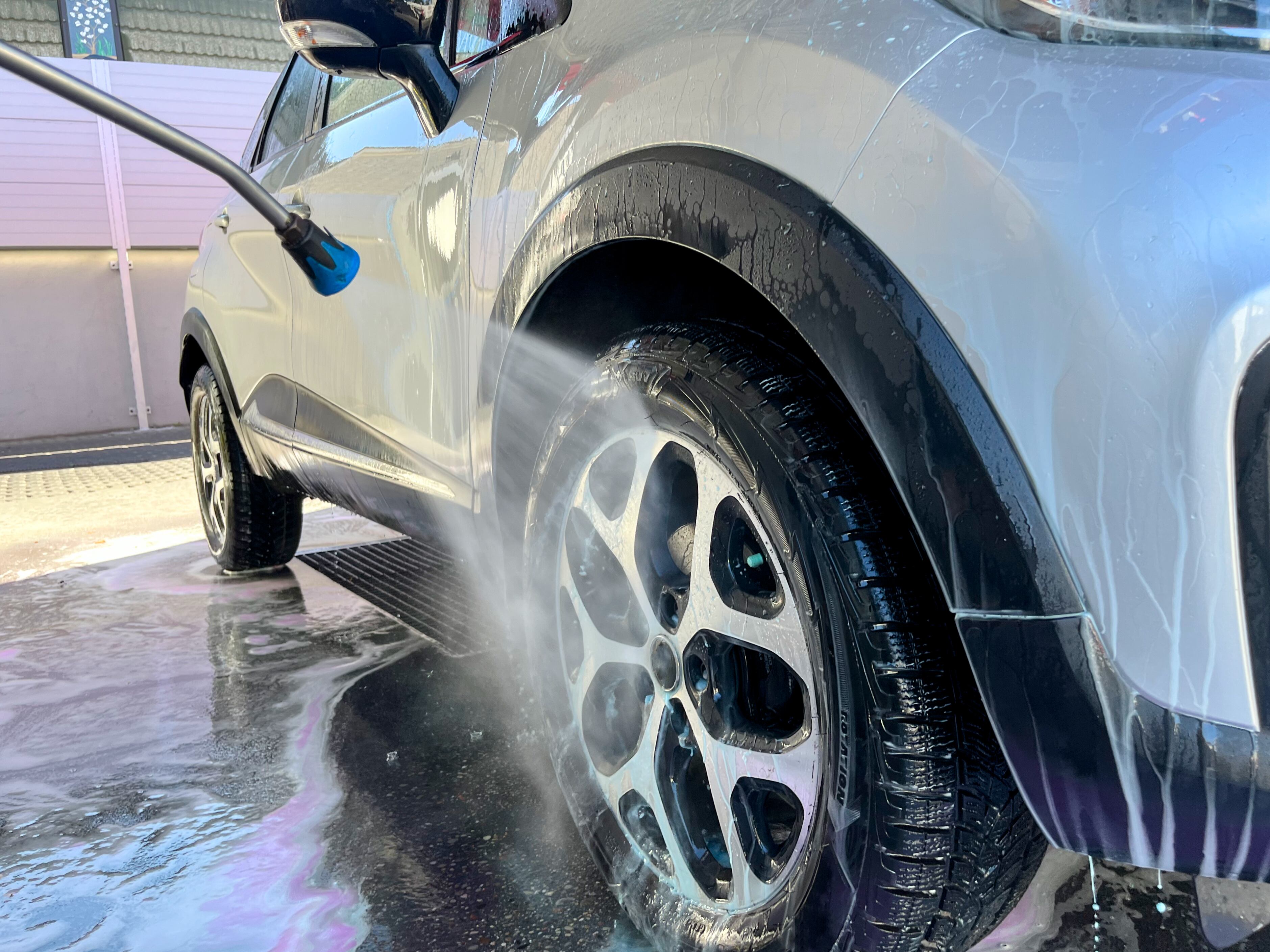 Un lavado adecuado ayuda a conservar el labrado y prolongar la vida útil de las llantas