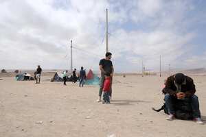 Este fin de semana llegará un primer vuelo de repatriación para cientos de migrantes venezolanos varados en la frontera con Perú tras el endurecimiento de los controles migratorios en Chile anunció el canciller chileno, Alberto van Klaveren. (Foto de AGUSTÍN MERCADO / AFP)