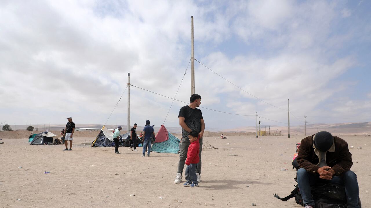 Este fin de semana llegará un primer vuelo de repatriación para cientos de migrantes venezolanos varados en la frontera con Perú tras el endurecimiento de los controles migratorios en Chile anunció el canciller chileno, Alberto van Klaveren. (Foto de AGUSTÍN MERCADO / AFP)