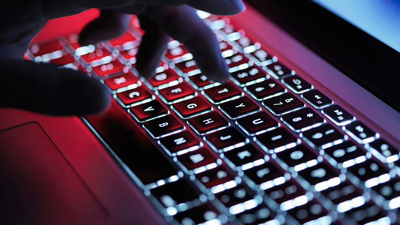 Los ciberdelincuentes hackean los dispositivos para el robo de información personal.