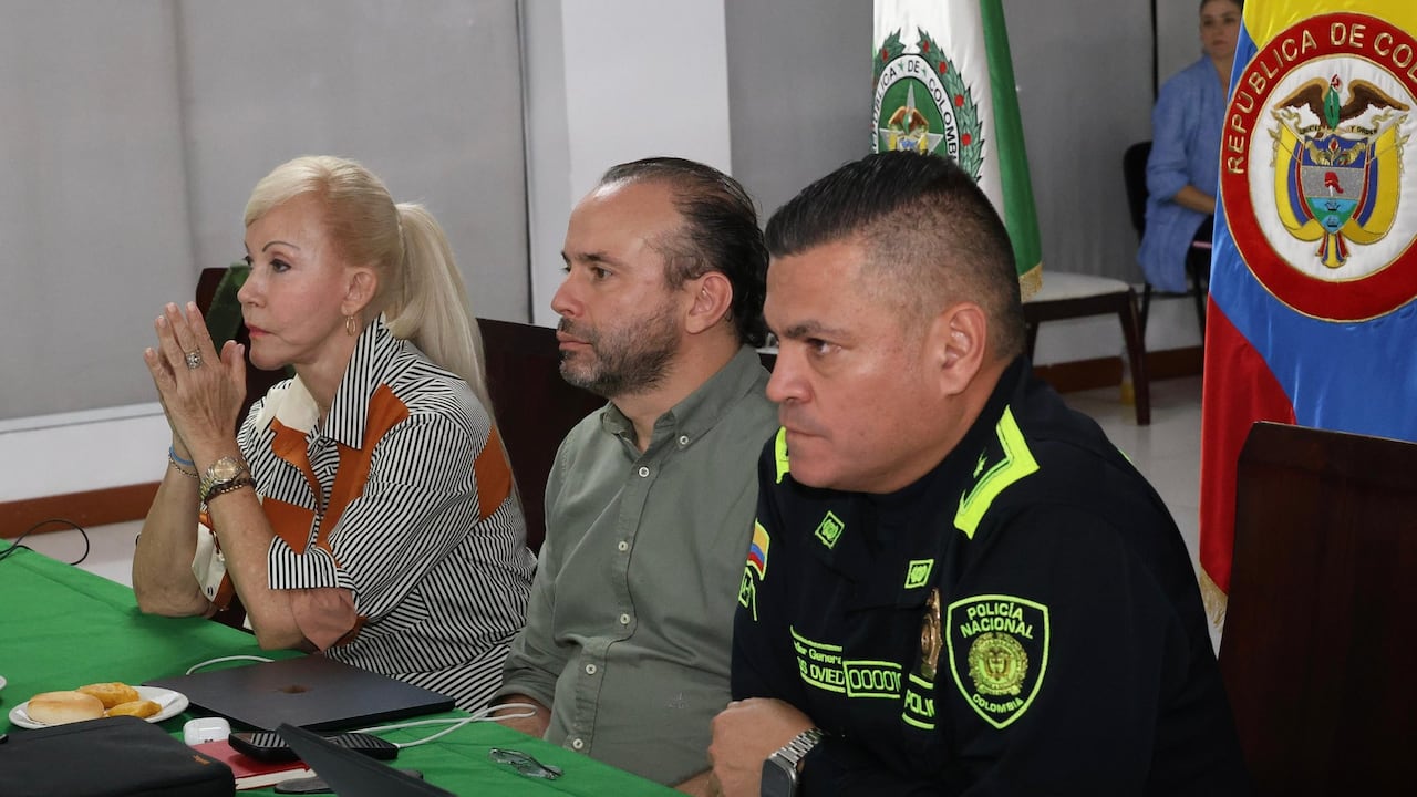 Alcalde de Cali, Alejandro Eder, gobernadora del Valle, Dilian Francisca Toro, y Policía de Cali en PMU para manifestaciones del 14 de octubre.