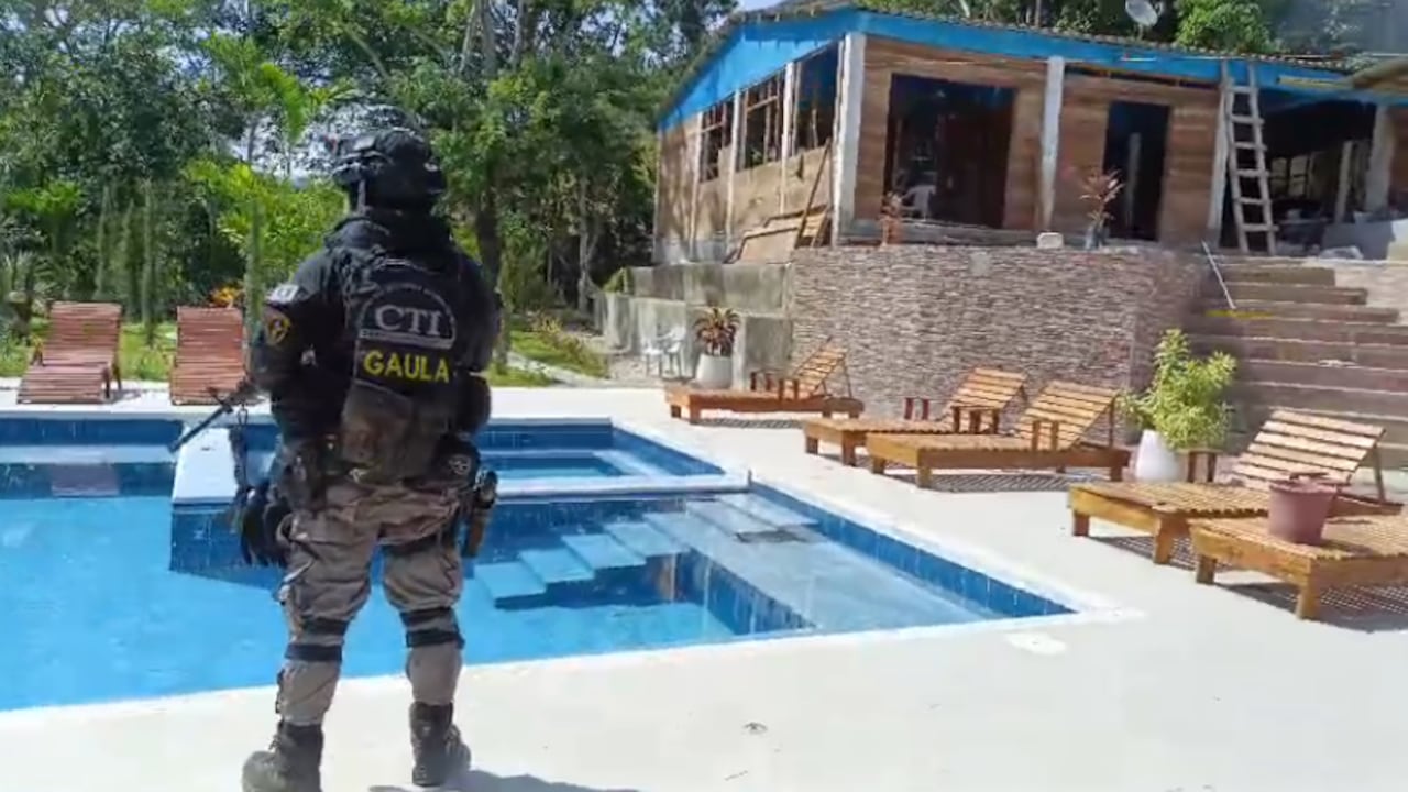 Desmantelan la 'Casa Comando' de Los Pachenca: arsenal y lujos en el fortín criminal de Santa Marta
