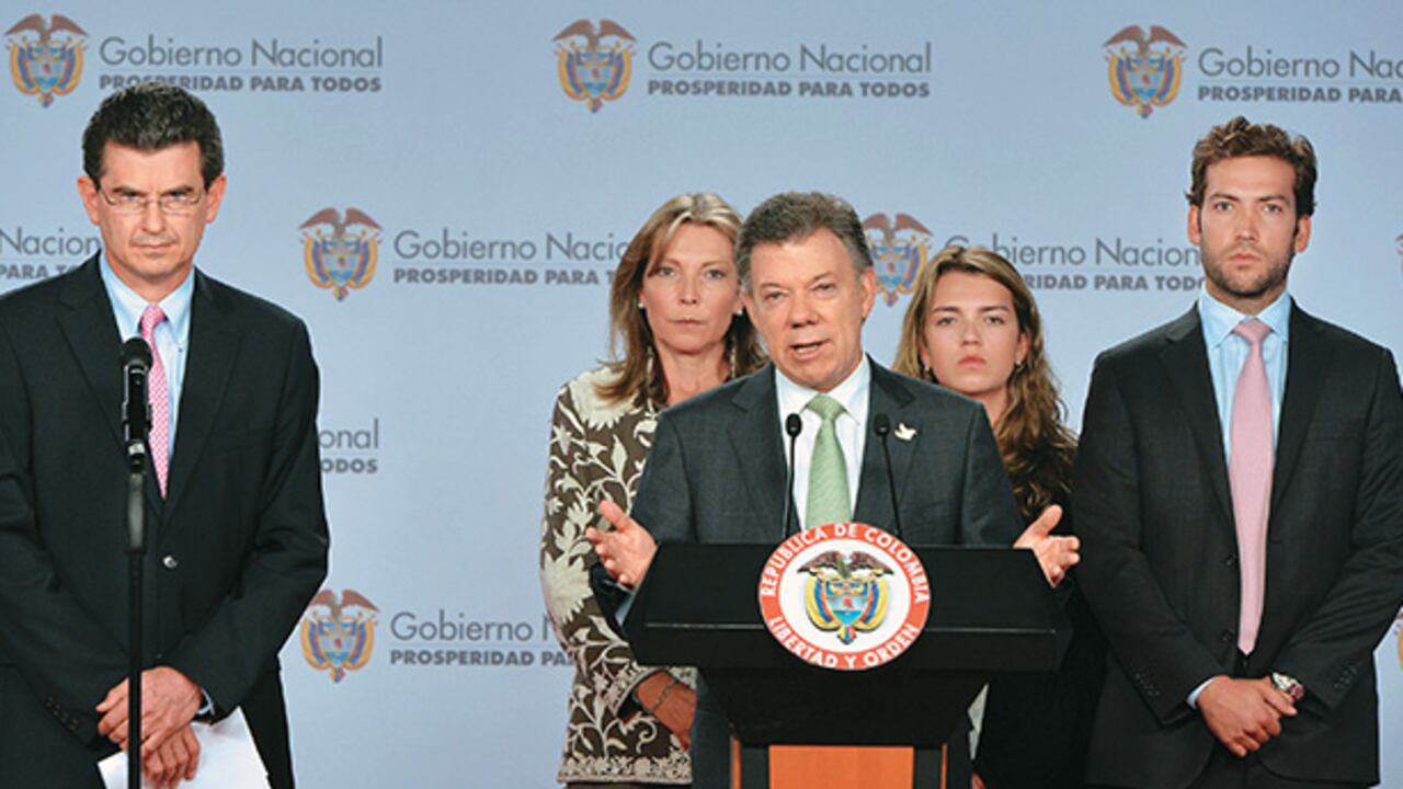 El presidente en la rueda de prensa que dio con su familia y su médico de cabecera.