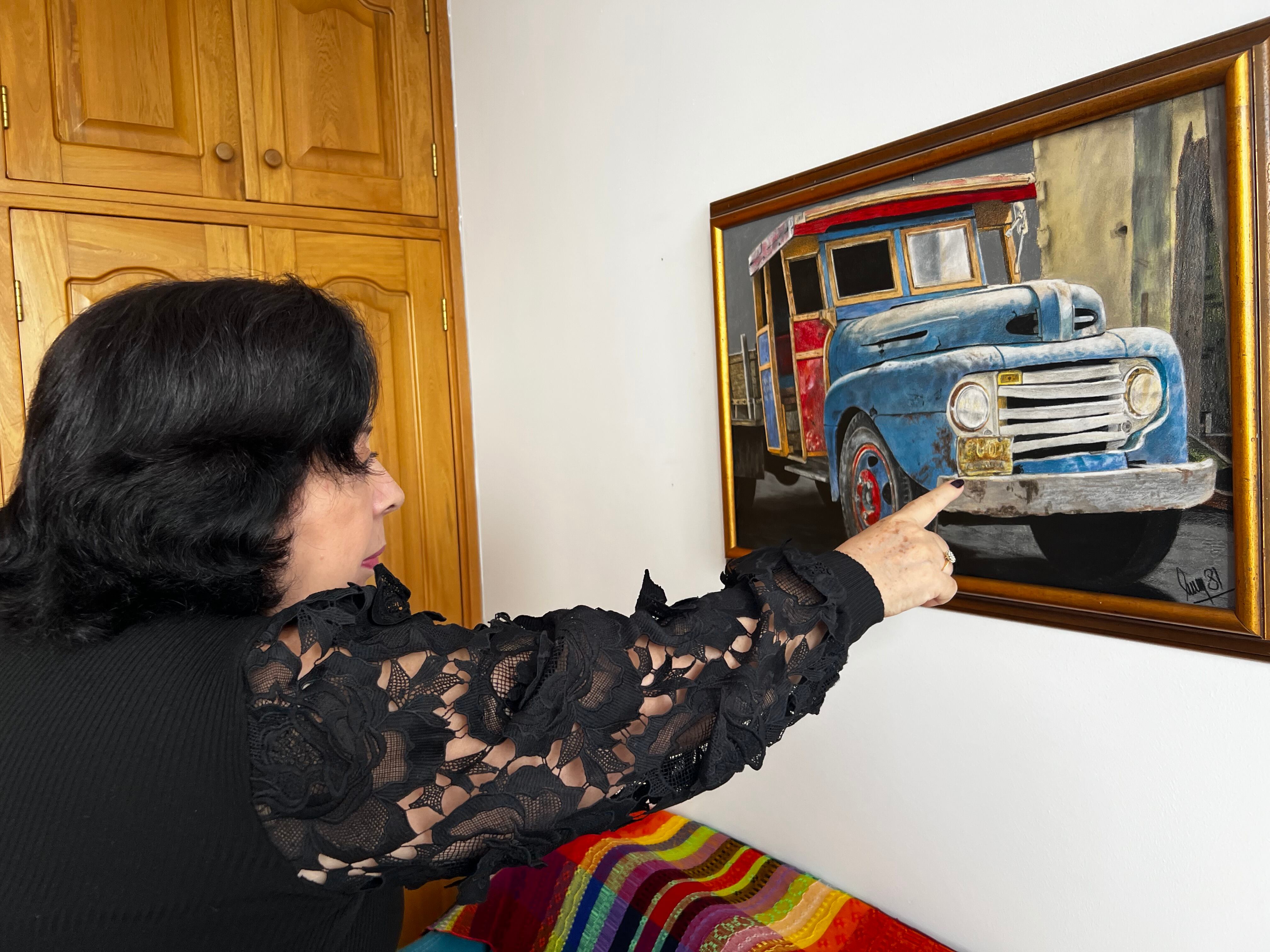 Alba Marina Escobar observa uno de los cuadros que perteneció a Pablo Escobar.