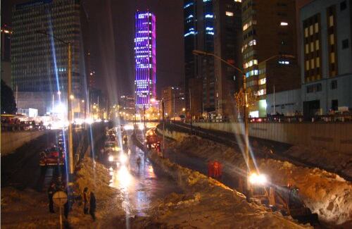 Granizada en Bogotá / Aficionado

El 3 noviembre de 2007, Bogotá sufrió una granizada de proporciones inéditas, acompañada de fuertes vientos y lluvias. 

En la foto se puede apreciar la cantidad de granizo que taponó el puente de la calle 26 con Avenida Caracas. Horas después, bomberos y socorristas tuvieron que traer equipos de buceo para rescatar personas atrapadas en sus carros.
