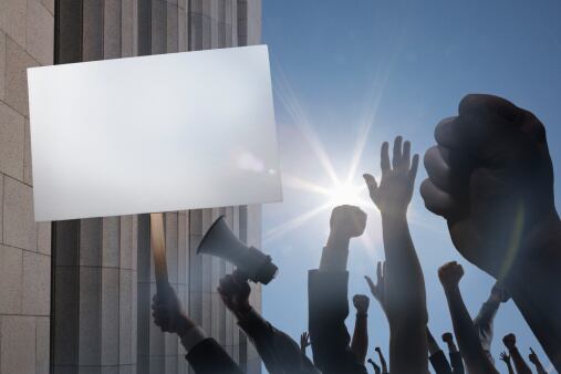 Manifestaciones vía La Calera, personas con la mano arriba.