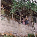 En Yo vi tres luces negras, la ausencia de un hijo lleva a José, un sabedor, a hastiarse de todo y emprender una temeraria travesía para tratar de despedirlo o de unírsele.