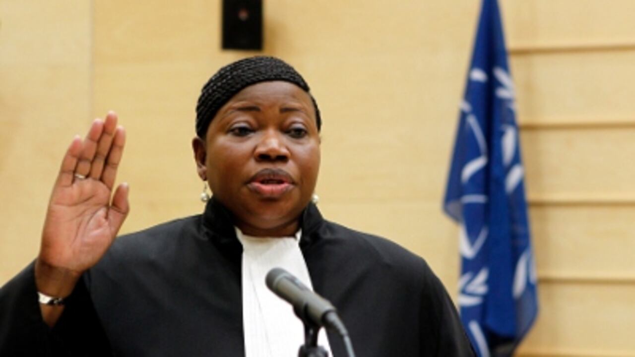 La nueva fiscal de la CPI, la gambiana Fatou Bensouda jura su nuevo cargo durante la toma posesión en la Corte Penal Internacional en La Haya (Holanda).