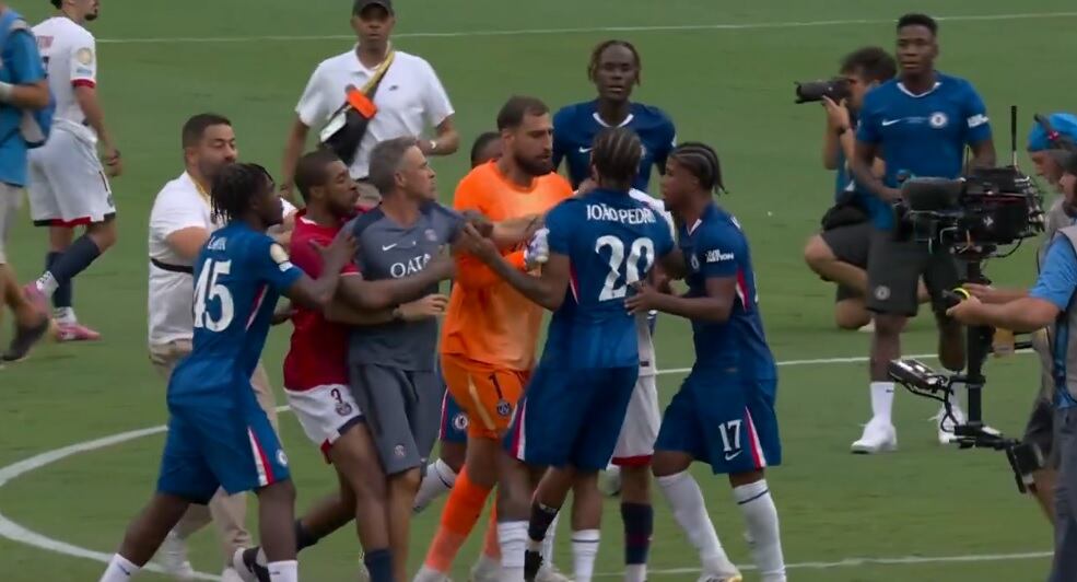 Golpe de Luis Enrique a Joao Pedro.