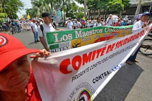 Marcha del Magisterio del Valle del Cauca y sindicatos, en apoyo a las reformas sociales del gobierno del cambio, de Gustavo Petro. Salida Glorieta de la Terminal con llegada en la plazoleta de la Gobernación.