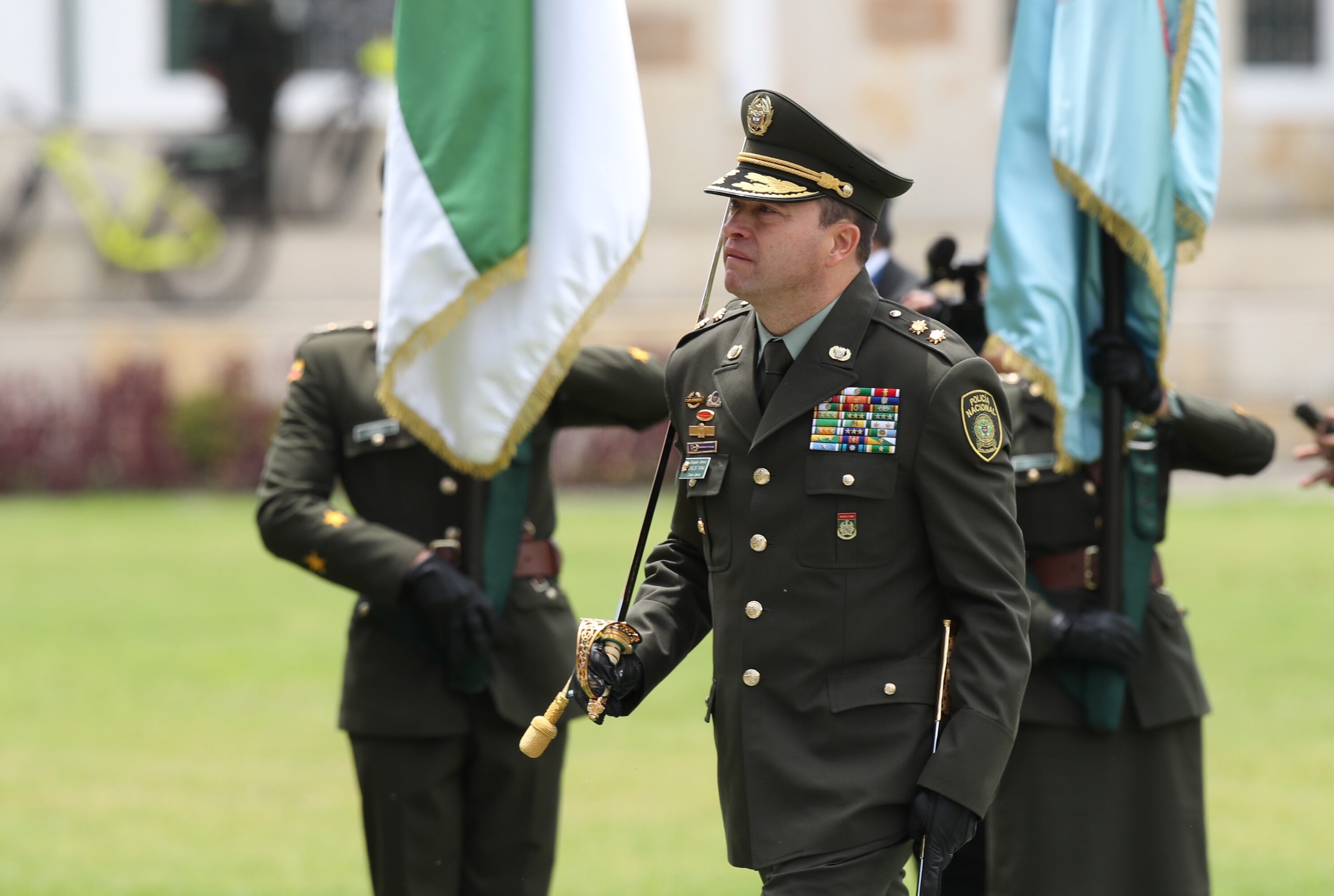 Presidente Gustavo Petro en la ceremonia de presentación del nuevo Director General de la Policía Nacional, Brigadier General Carlos Fernando Triana Beltrán, en compañía del Ministro de Defensa Nacional, Iván Velásquez