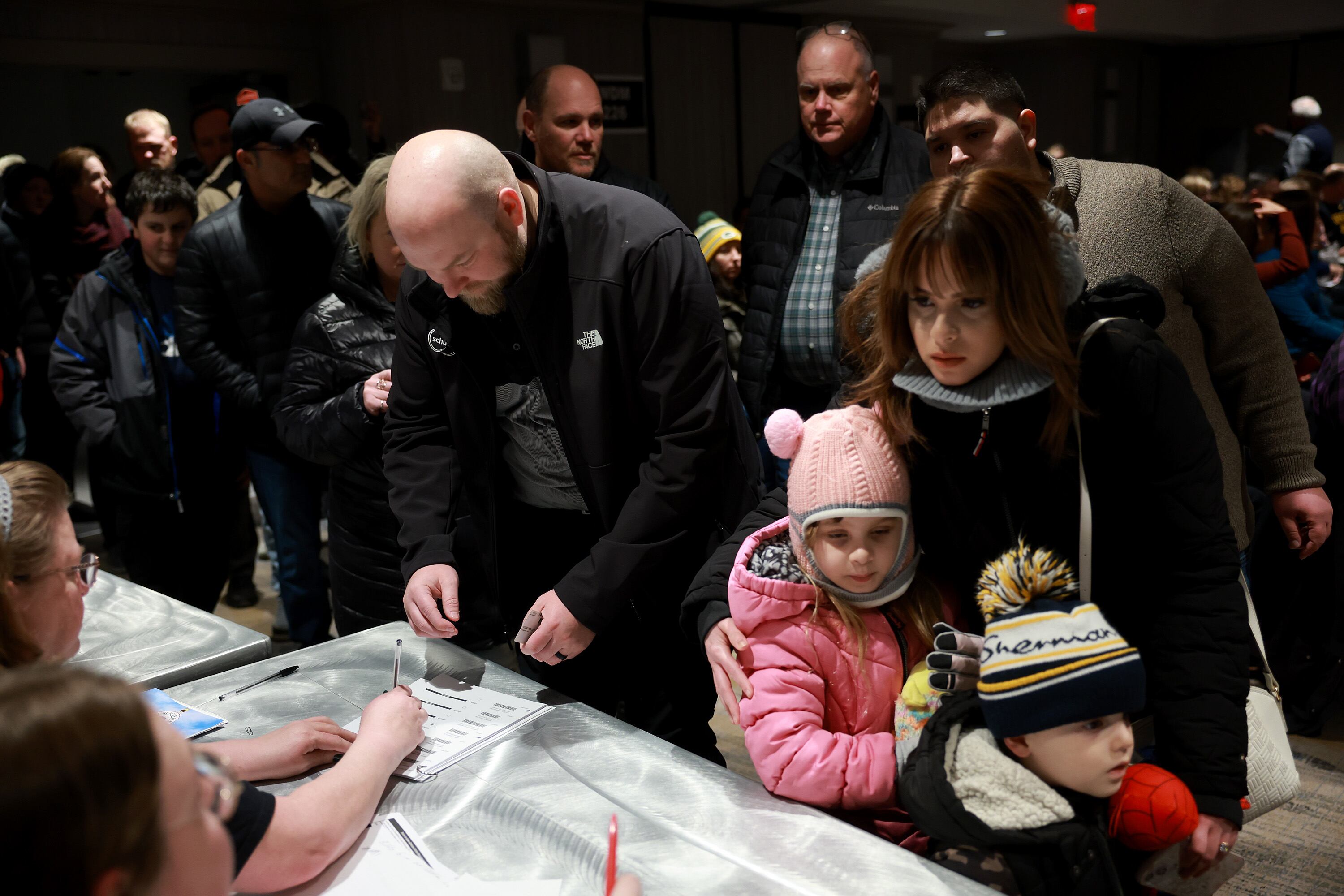 El calendario para la nominación del candidato del Partido Republicano incluye primarias con votación al uso con urnas, pero también caucus, en los que los ciudadanos vinculados a un determinado partido debaten y eligen a sus favoritos, en algunos casos a mano alzada y sin necesidad de papeletas.