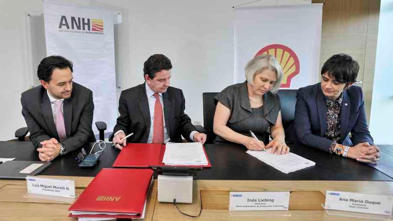De izquierda a derecha: Diego Mesa, viceministro de Minas; Luis Miguel Morelli, presidente de la ANH; Inés Liebing Director Shell Exploration & Production Colombia y Ana María Duque, presidente Shell Colombia.