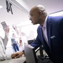 Luis Gilberto Murillo entregando pasaportes.