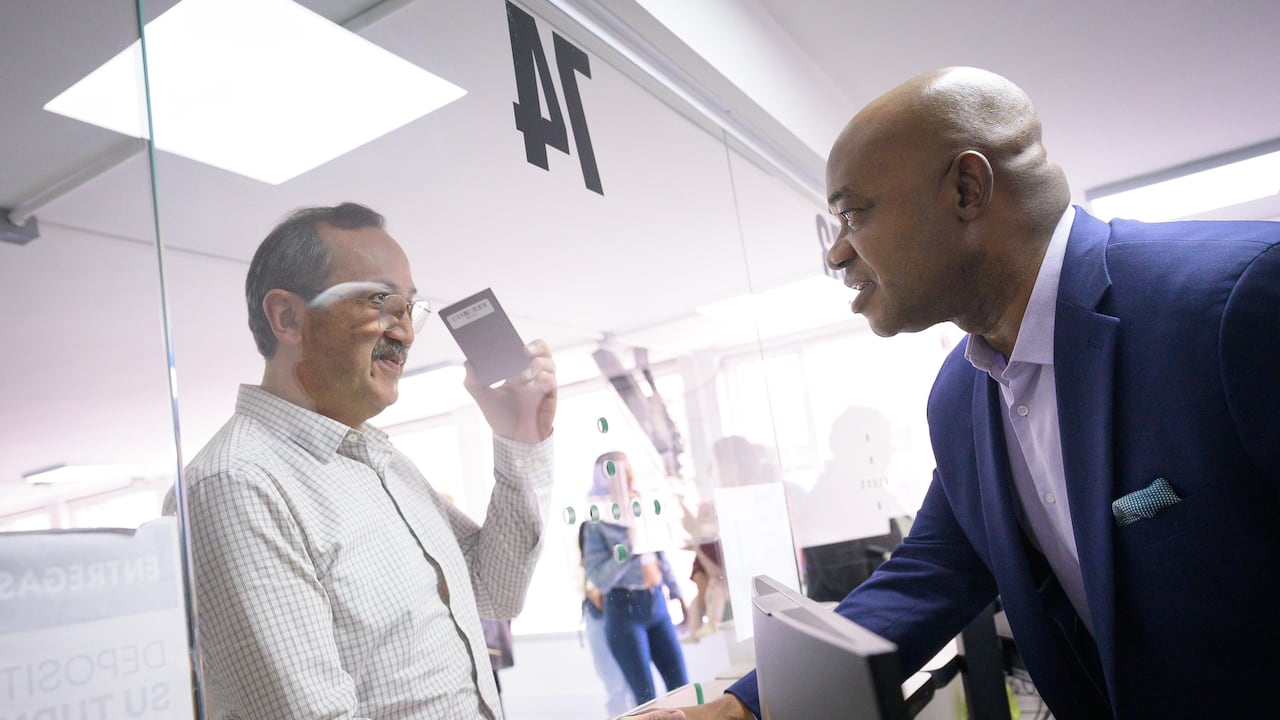 Luis Gilberto Murillo entregando pasaportes en la sede centro.