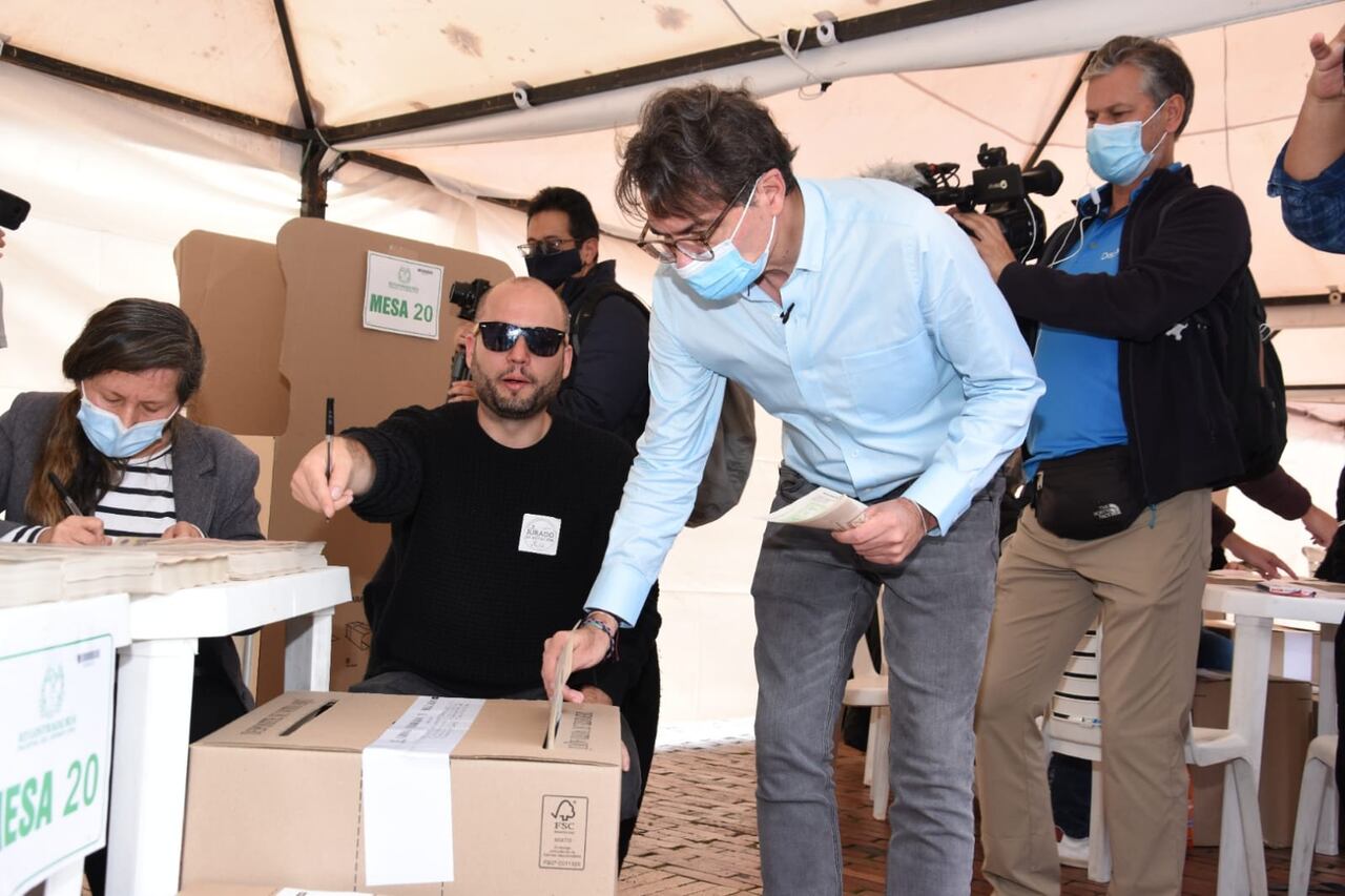 Voto Alejandro Gaviria, Vota