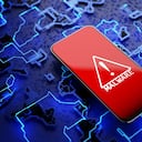 Algunos virus se esconden en las aplicaciones que los usuarios descargan en sus teléfonos.