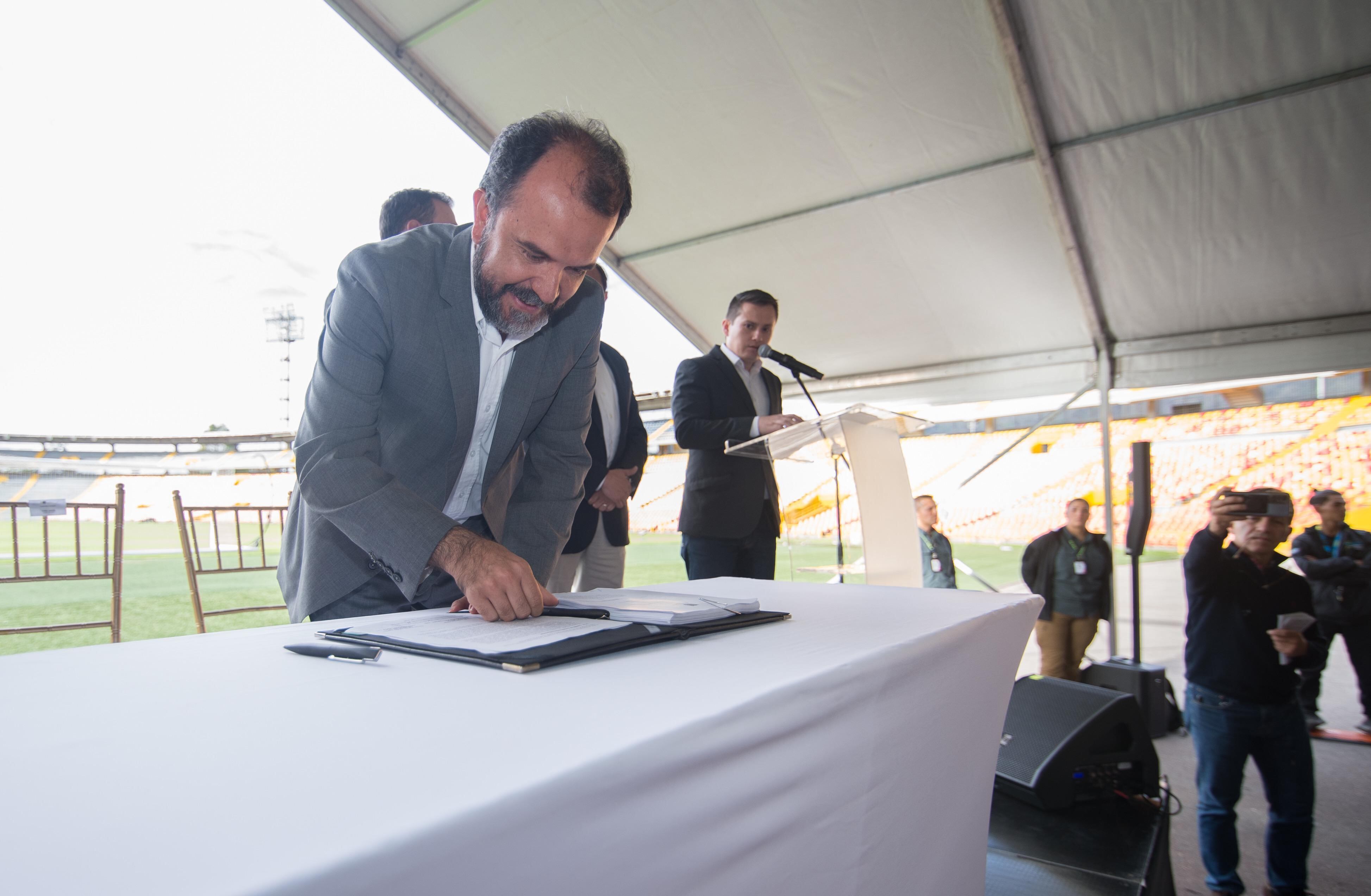 Daniel García, director del IDRD, firmando el contrato de concesión