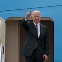 El presidente Joe Biden hace un gesto cuando aborda el Air Force One el lunes 12 de septiembre de 2022 en la base de la Fuerza Aérea Andrews, Maryland. (AP Photo/Gemunu Amarasinghe)