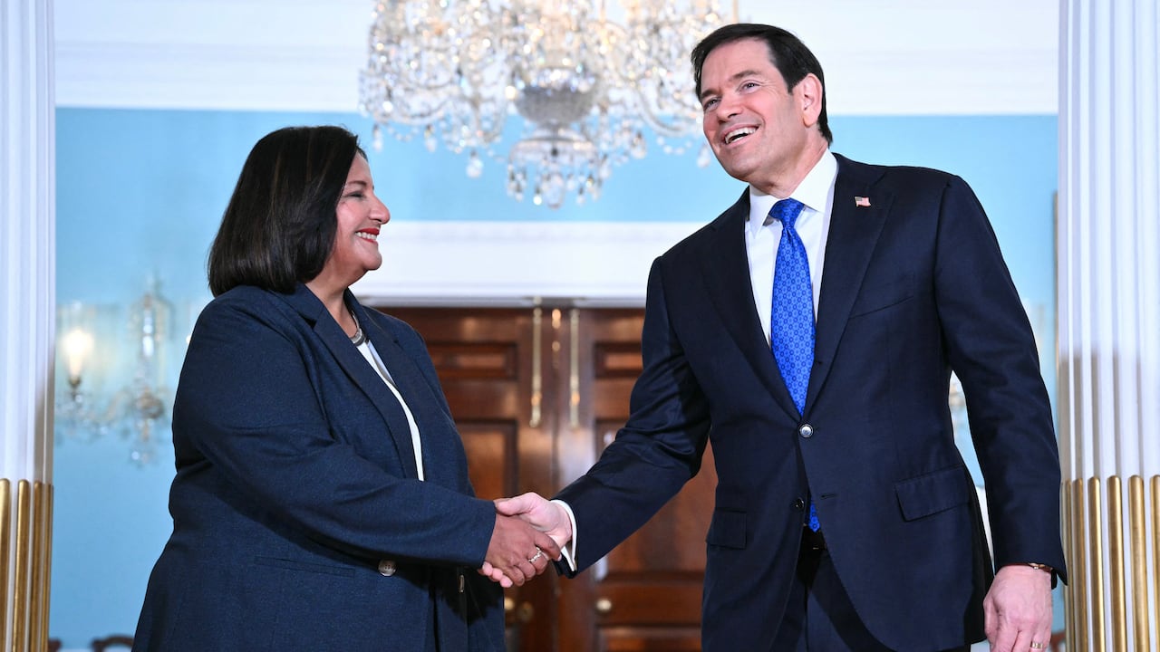 El secretario de Estado de EE. UU., Marco Rubio, estrecha la mano de la líder opositora venezolana Dinorah Figuera en el Departamento de Estado en Washington D. C.