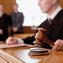 Juez con su martillo - referencia