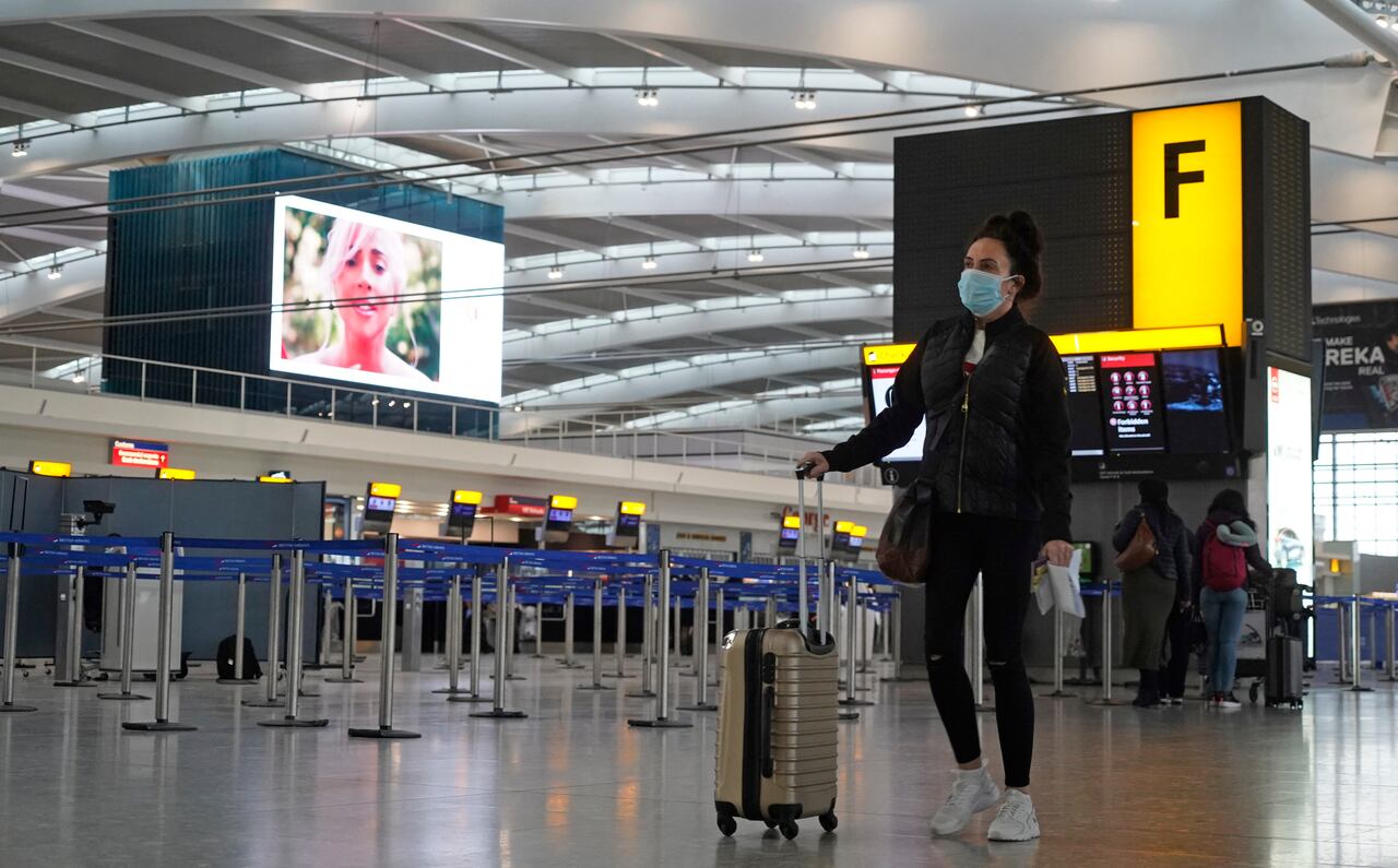 Estados Unidos mantiene restricciones a viajes internacionales por variante Delta
