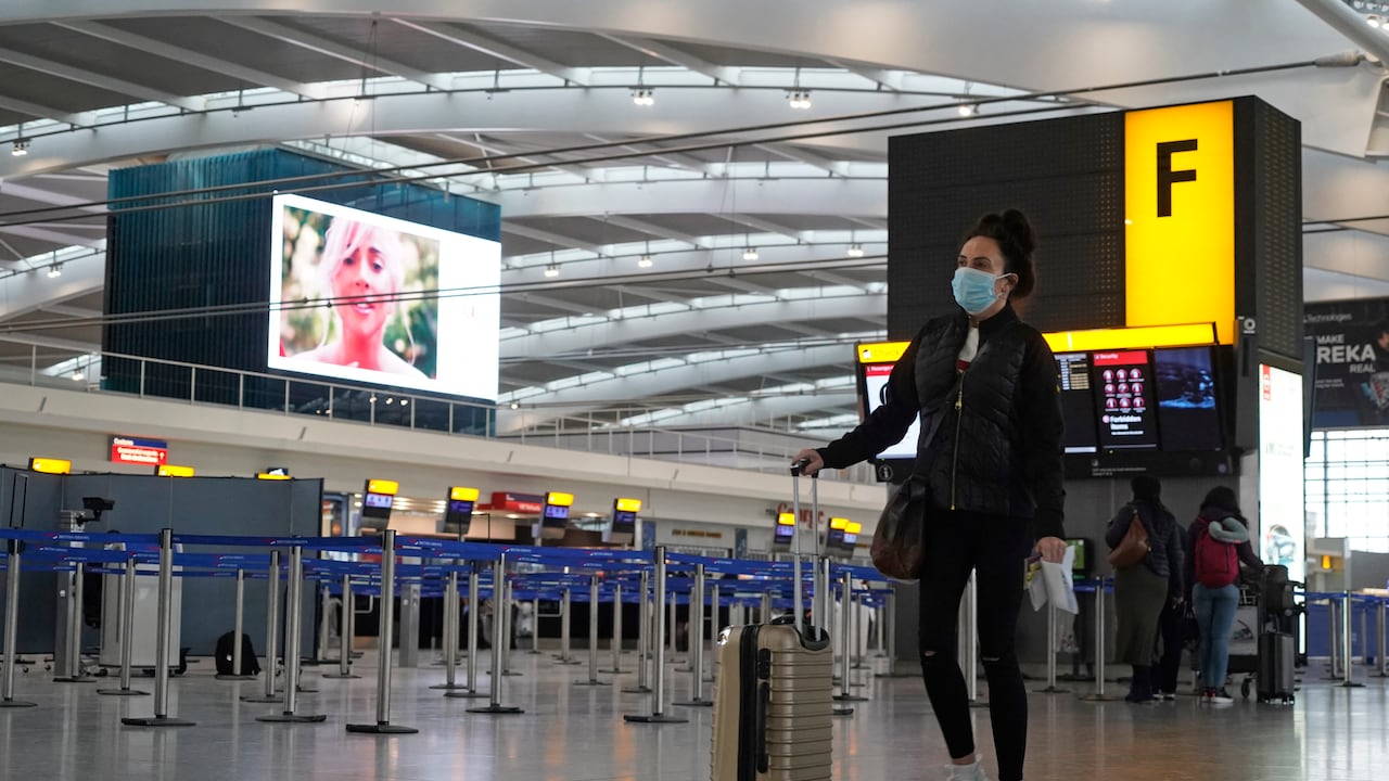 Estados Unidos mantiene restricciones a viajes internacionales por variante Delta - Foto: Niklas Halle'n / AFP