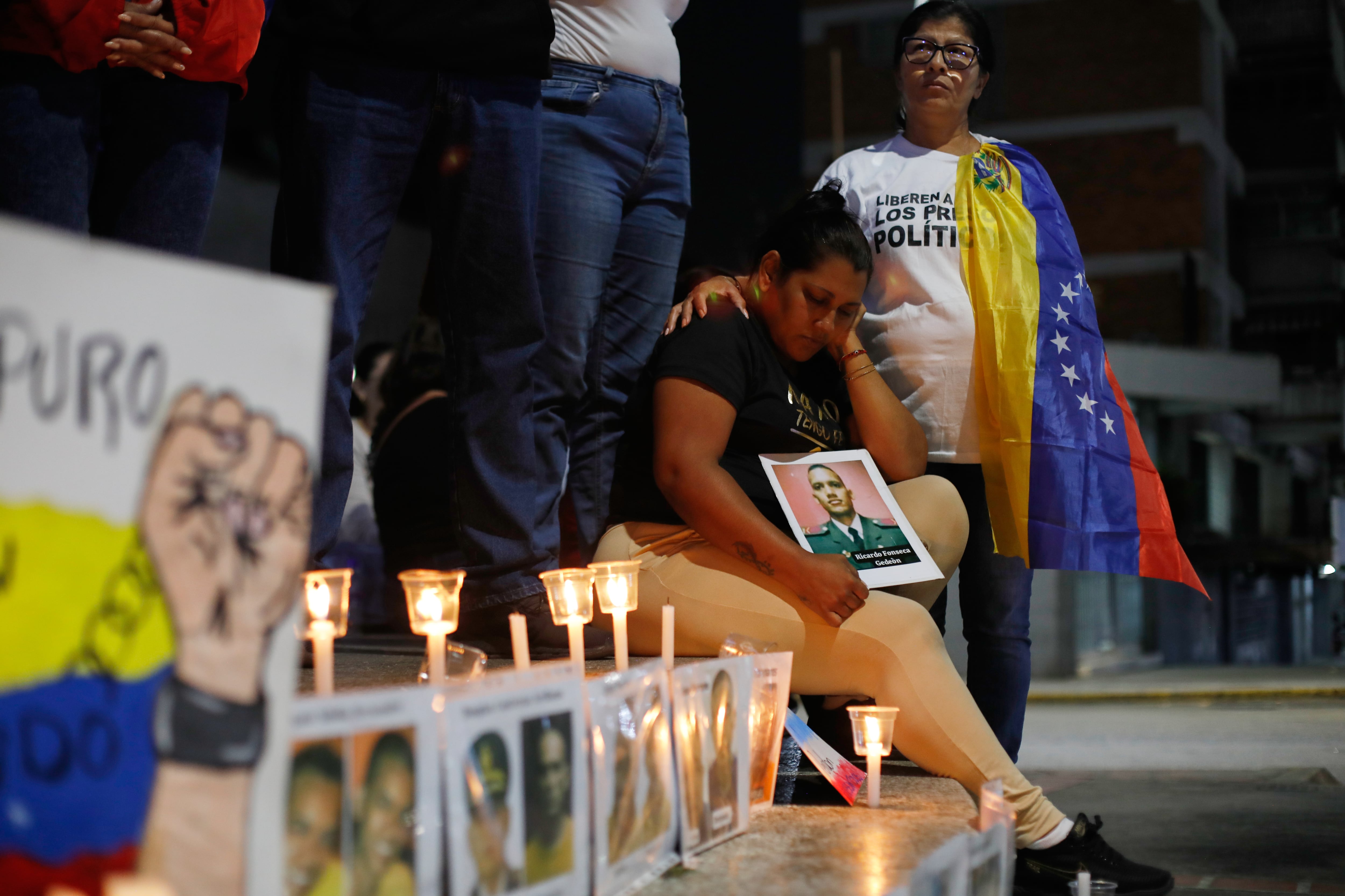 Familiares de detenidos que, según ellos, están retenidos por motivos políticos esperan afuera de El Helicoide, sede del servicio de inteligencia de Venezuela y centro de detención, luego de que la Asamblea Nacional aprobara un proyecto de ley de amnistía.