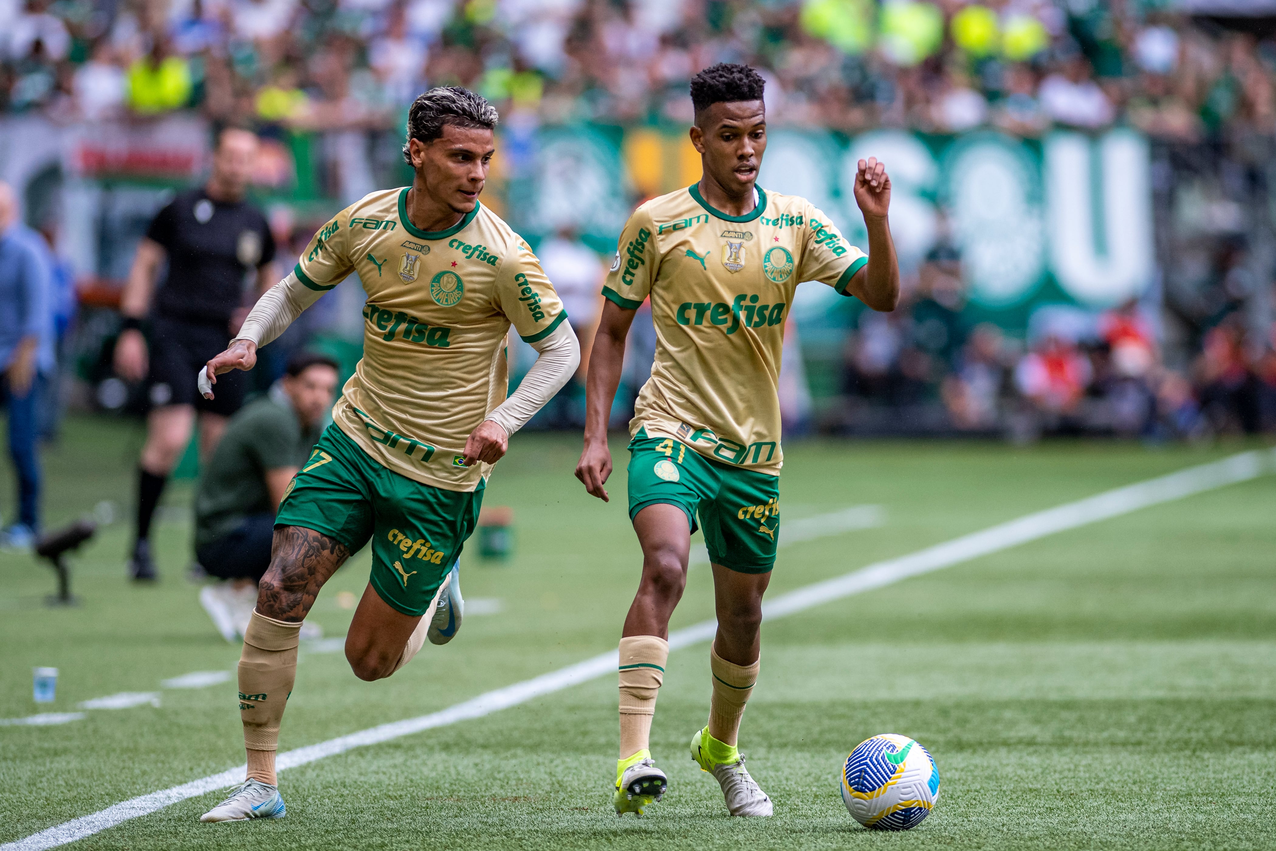 SAO PAULO, BRAZIL - DECEMBER 8: Estêvão Willian of Palmeiras (R) and Richard Ríos of Palmeiras (L) in actiion during the match between Palmeiras and Fluminense as part of Brasileirao 2024 at Allianz Parque on December 8, 2024 in Sao Paulo, Brazil. (Photo by Riquelve Nata/Sports Press Photo/Getty Images)
