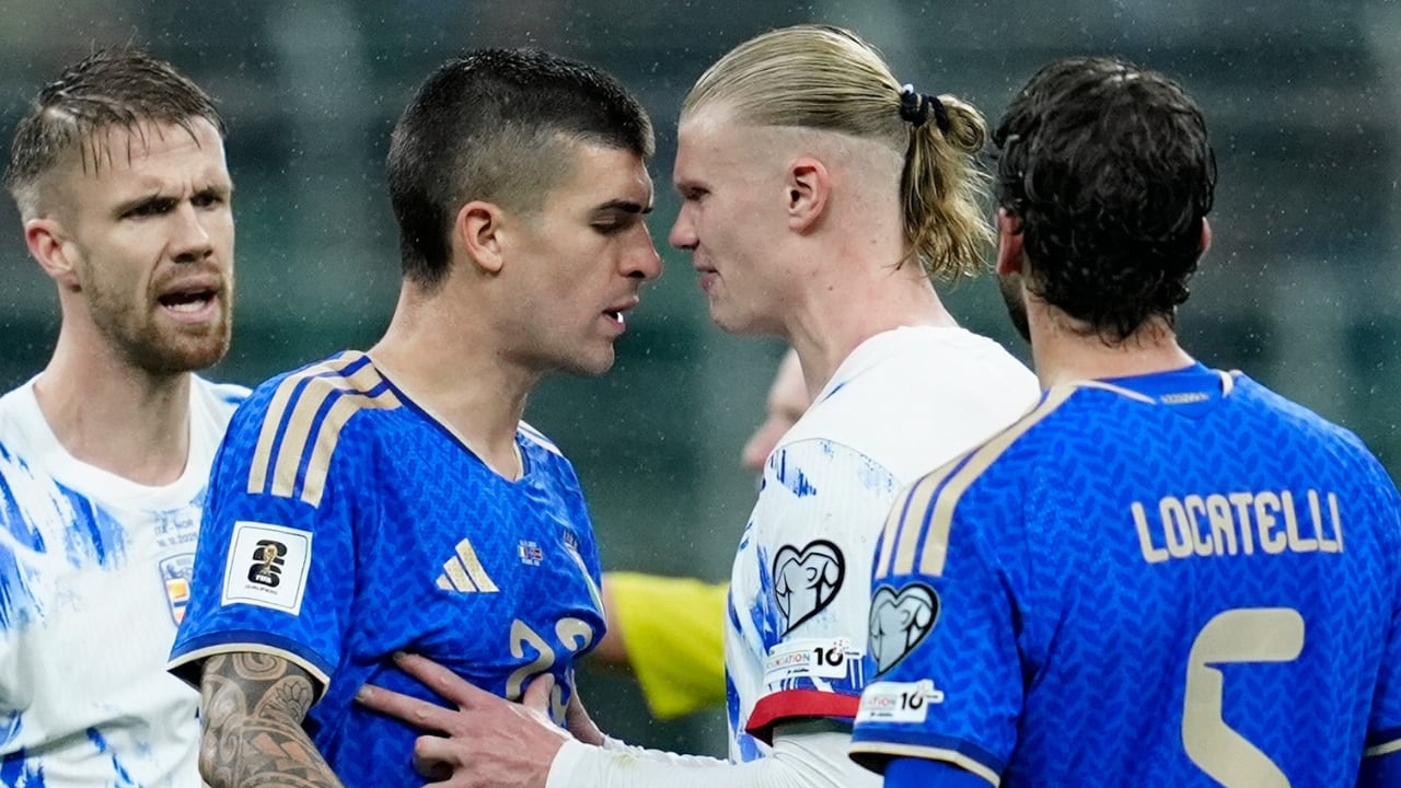 Cara a cara entre Erling Haaland
y Gianluca Mancini en el Italia vs. Noruega.
