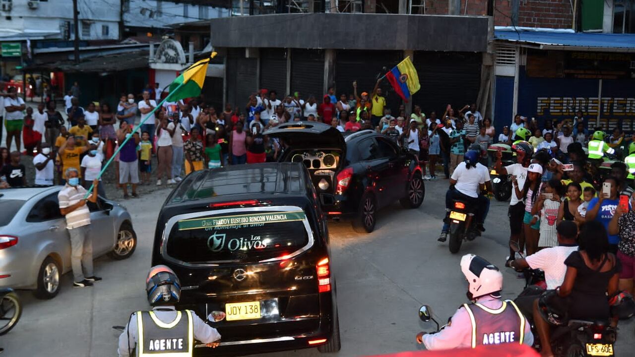 Una multitud despide a Freddy Rincón en Buenaventura.
