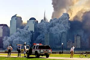 La torre restante del World Trade Center, Tower 2, se disuelve en una nube de polvo y escombros aproximadamente media hora después de que la primera torre gemela se derrumbó, como se ve desde la ciudad de Jersey, Nueva Jersey, el 11 de septiembre de 2001. Reuters / Ray StubbleBine.