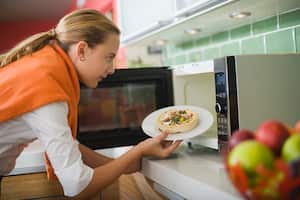 El horno microondas debe usarse con precaución.