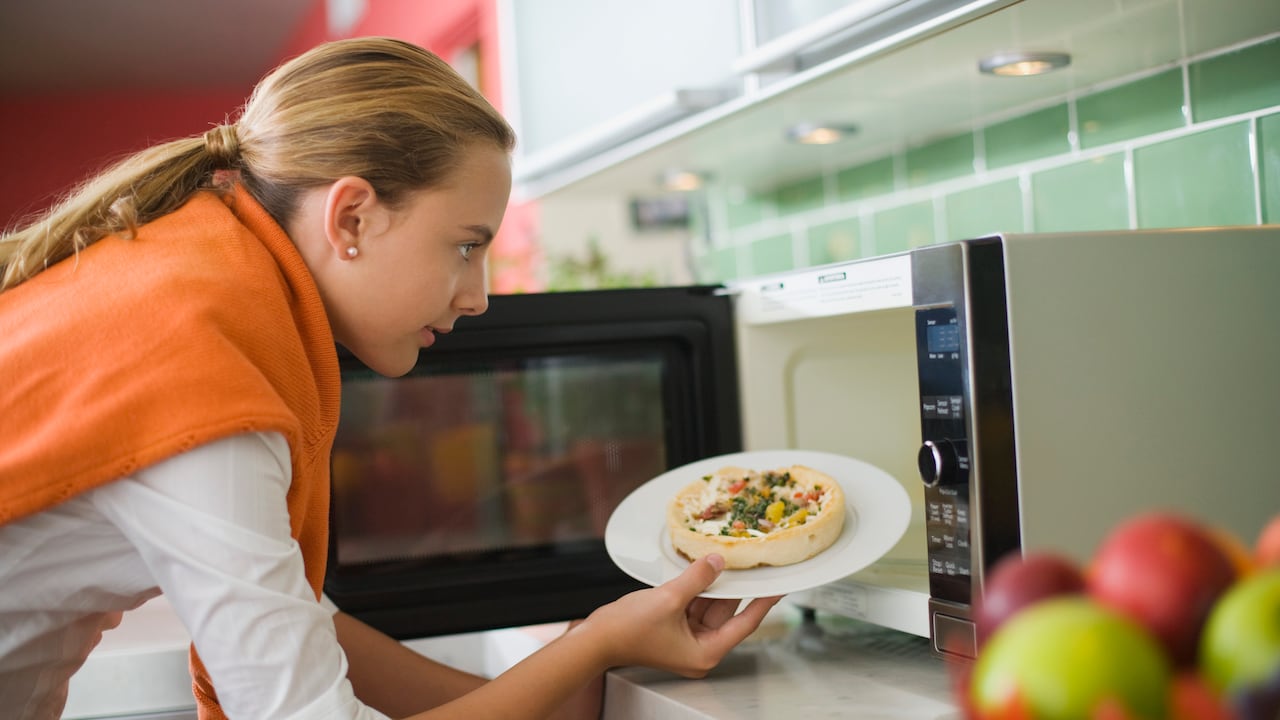 El horno microondas debe usarse con precaución.