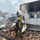 El cuerpo de bomberos hace presencia en el lugar de la emergencia.