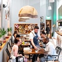 Bartender o mesero, son algunas de las vacantes en Estados Unidos